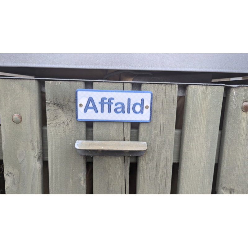 Skilt med teksten "Affald" - skruehuller