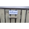 Skilt med teksten "Affald" - skruehuller